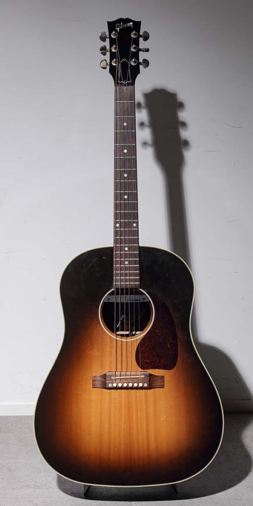 Gibson／J-45（前面）