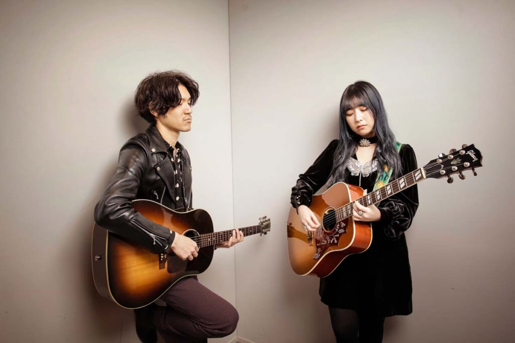 GLIM SPANKY（左：亀本寛貴、右：松尾レミ）