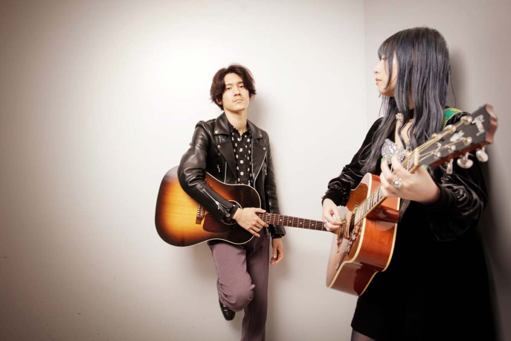 GLIM SPANKY（左：亀本寛貴、右：松尾レミ）