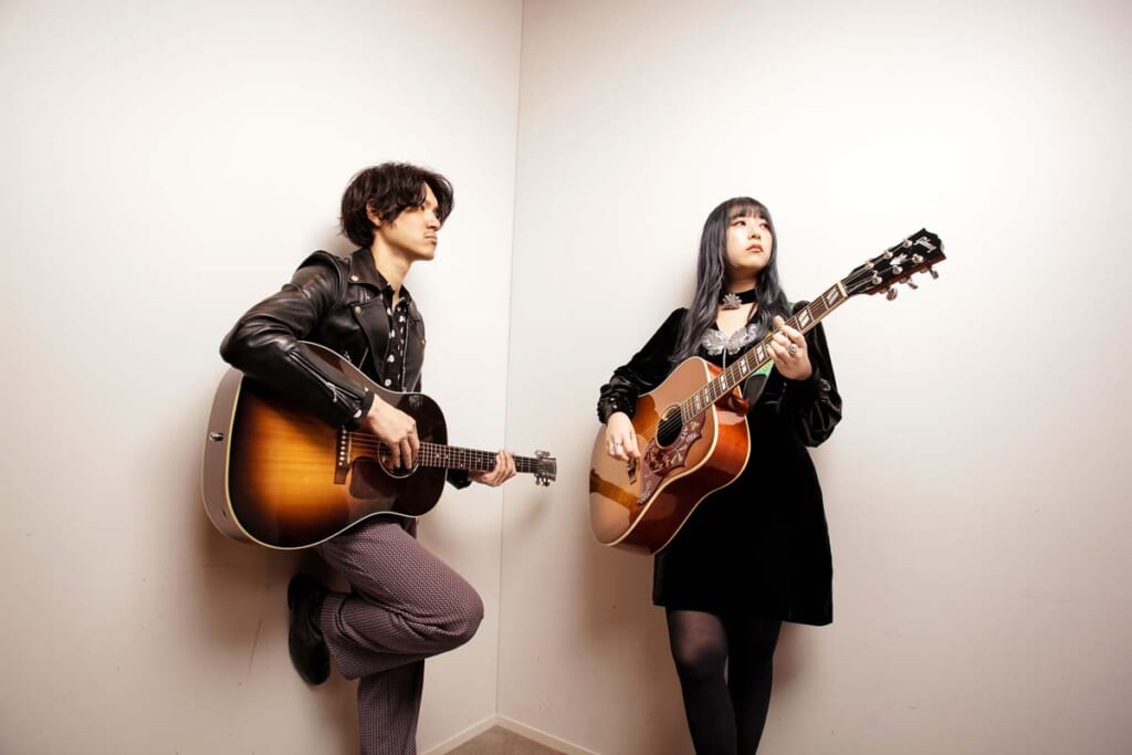 GLIM SPANKY（左：亀本寛貴、右：松尾レミ）