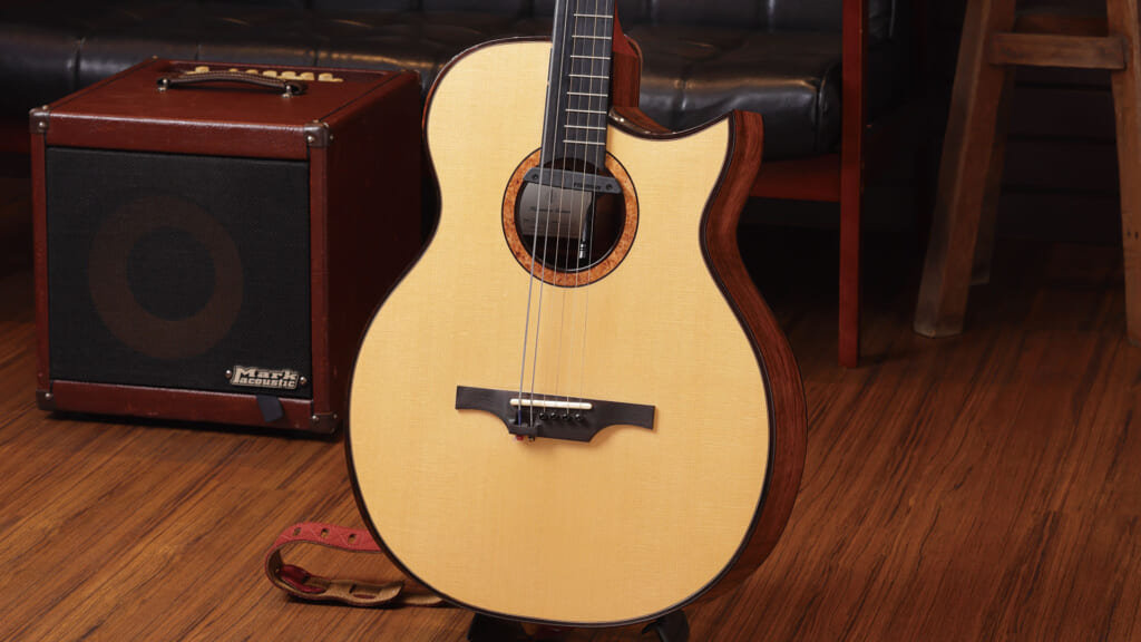 カイ・ペティートのHiramitsu Guitars“Kai Petite Custom” Baritone Guitar｜AGM GUITAR GRAPH -Volume 97-