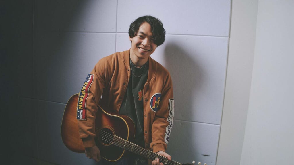 “クイズ王”伊沢拓司がアコギ愛を語る！　知られざる音楽的経歴と彼が惚れ込む2本のビンテージ・ギブソン