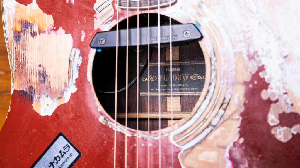 鈴木実貴子（鈴木実貴子ズ）が愛用する、ロックなルックスのヤマハFG｜ギタージャンボリー2025使用機材