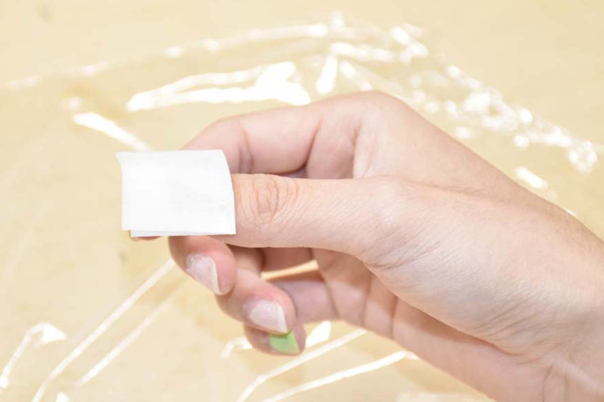 リムーバーが染み込んだコットンを爪に乗せる
