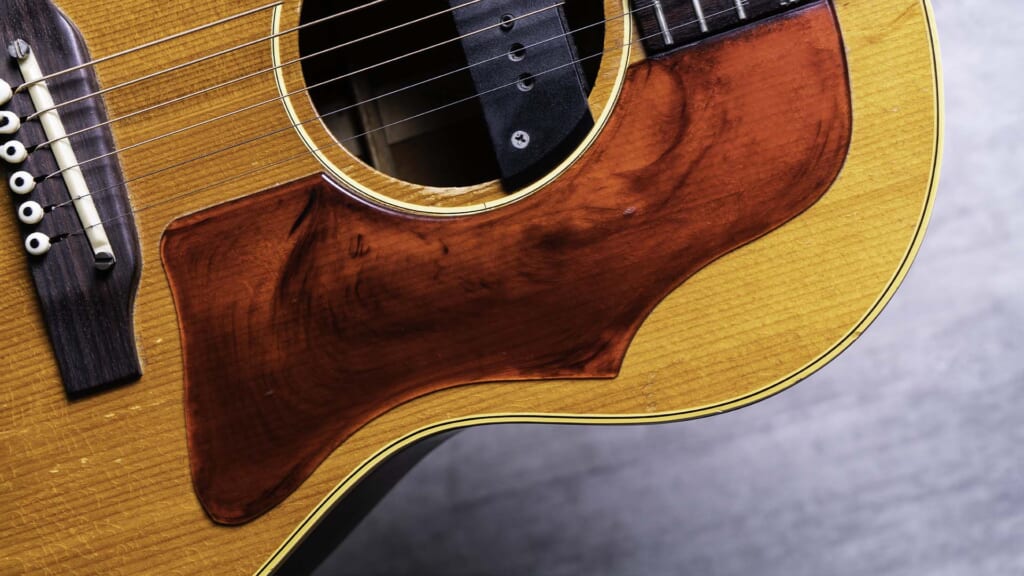 ひぐちけいが愛用するギブソンB-25とアコギ用ペダルボード