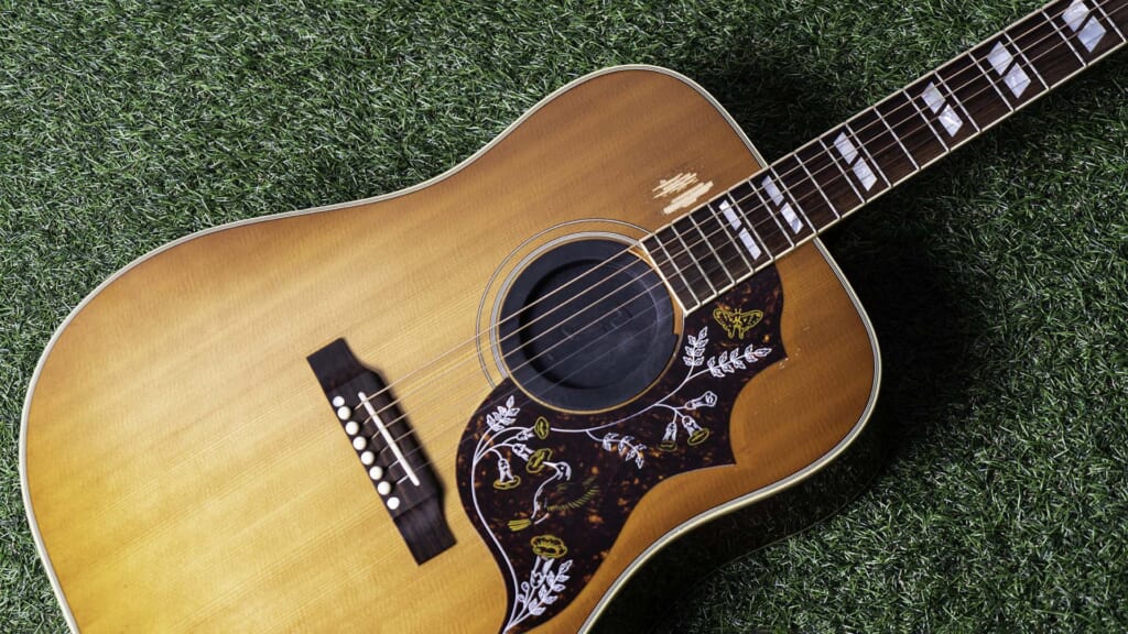 コレサワが愛用する2本のHummingbirdと、作曲を担うヤマハのアコギ