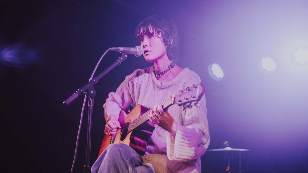 メイ・シモネスが語る、ジャズとボッサのセンスが光る1st作『アニマル』とアコースティック・ギター