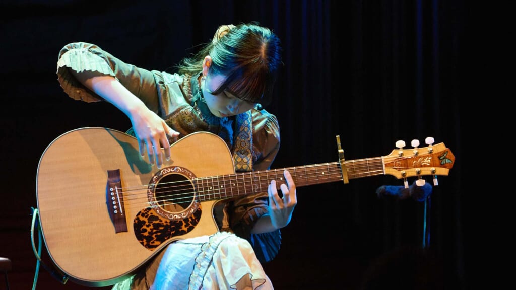 カントリー・ソロ・ギターの才媛、KOYUKIが語る1stフル作『KOYUKI〜Country & Witch〜』