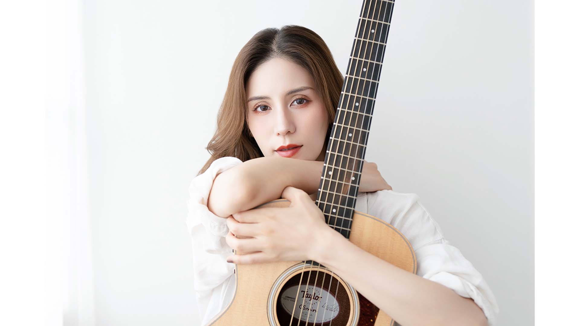 シンガー・ソングライターの宮崎薫が11月7日に東京は品川プリンスホテル Club eXにてライブを開催