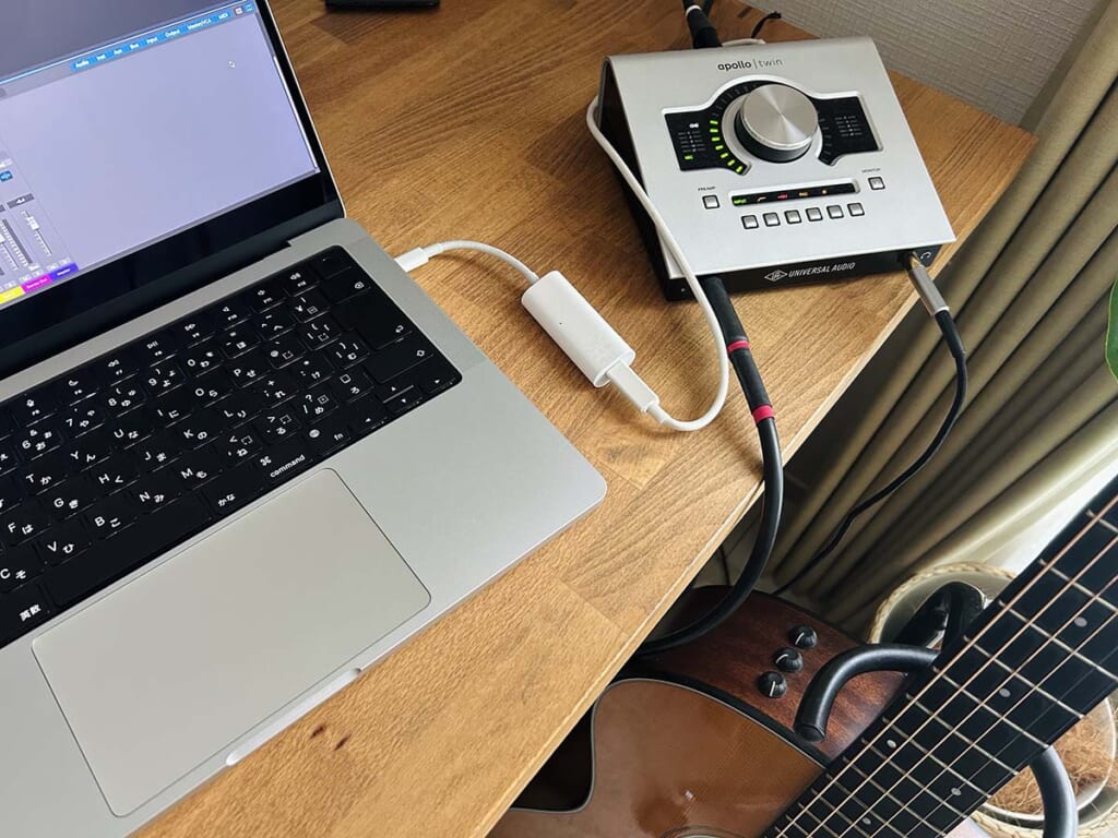 オーディオ・インターフェースとPCを接続している様子