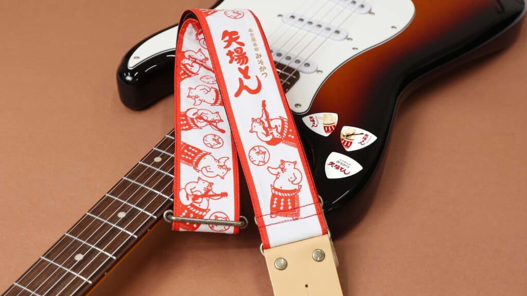 名古屋名物みそかつで有名な“矢場とん”とコラボしたギター・アクセサリーが島村楽器より発売