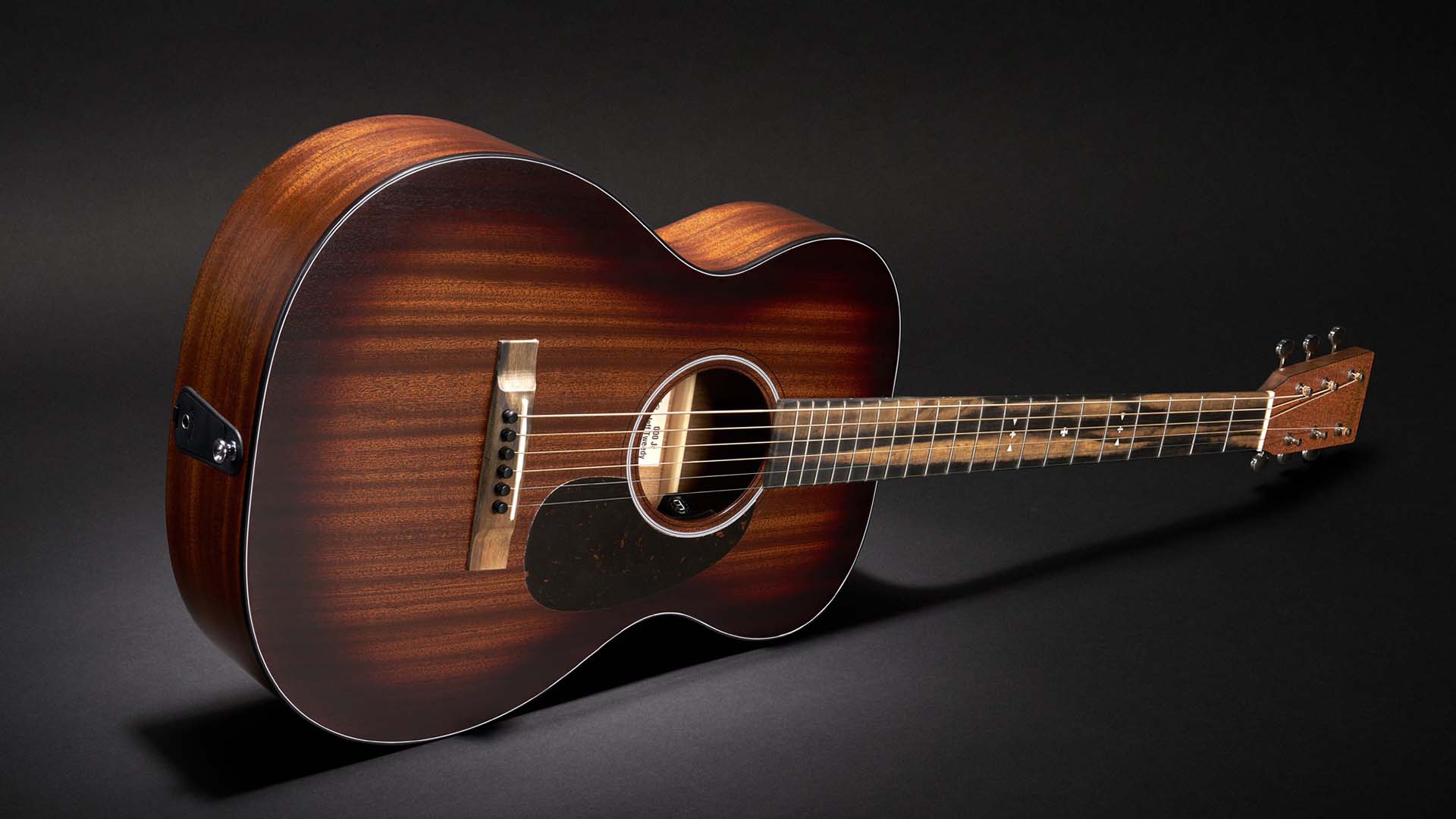 マーティンより、ウィルコのジェフ・トゥイーディーとのコラボで生まれた、000 Jr E Jeff Tweedyが発売