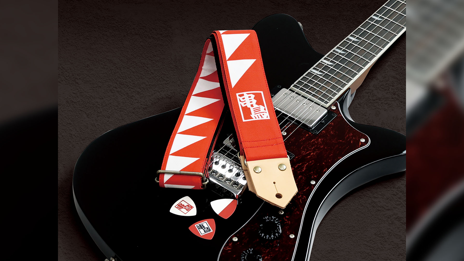 焼き鳥専門店“串鳥”とのコラボ・ギター・ピック＆ストラップが島村楽器より発売