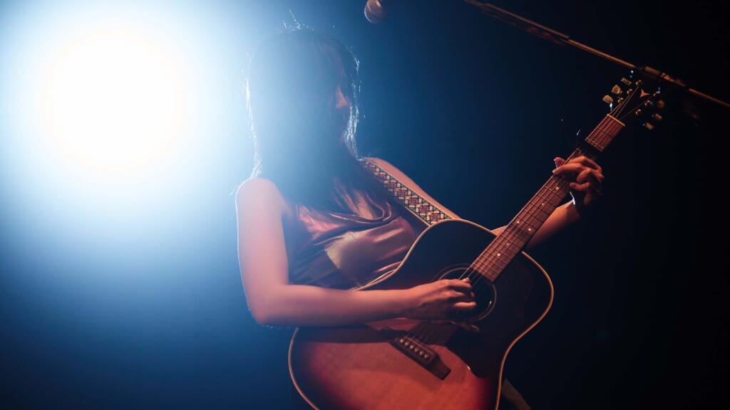 冨岡 愛が語る、アコギ弾き語りのルーツと1stアルバム『愛’sCREAM』の作曲