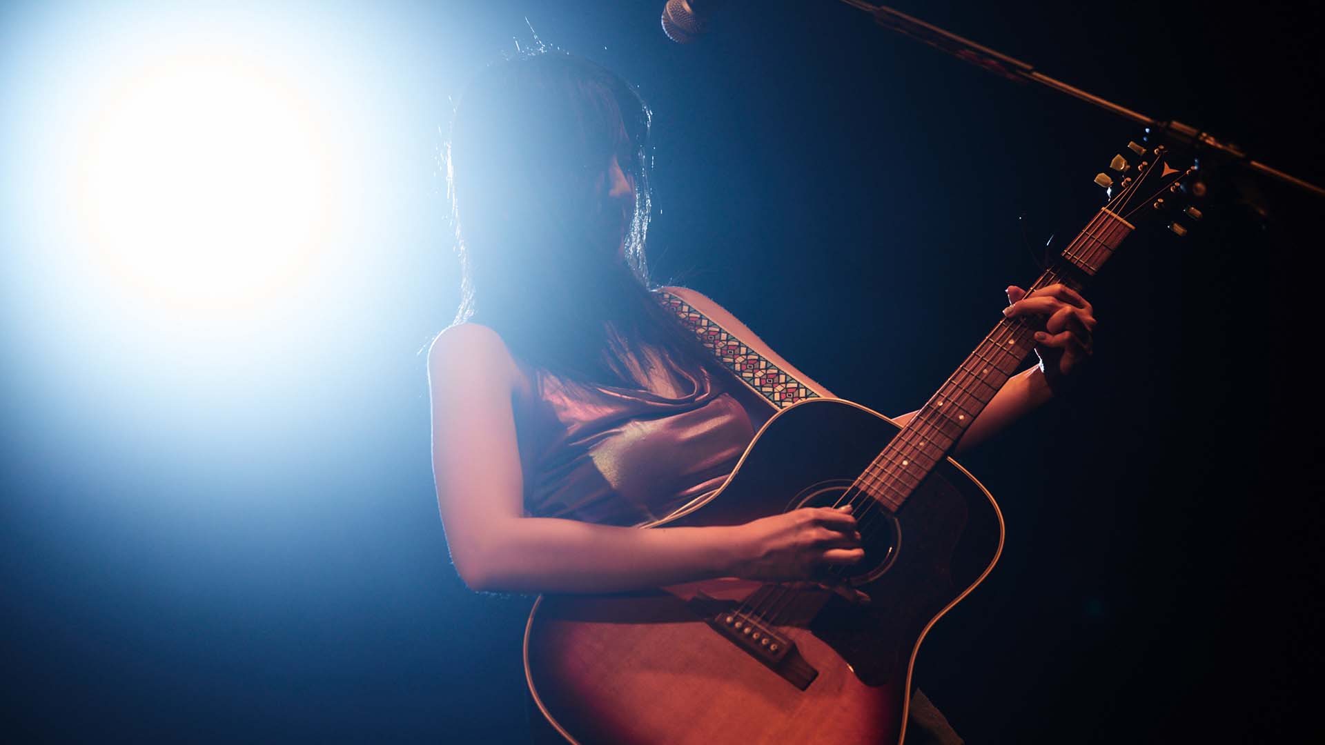 冨岡 愛が語る、アコギ弾き語りのルーツと1stアルバム『愛’sCREAM』の作曲