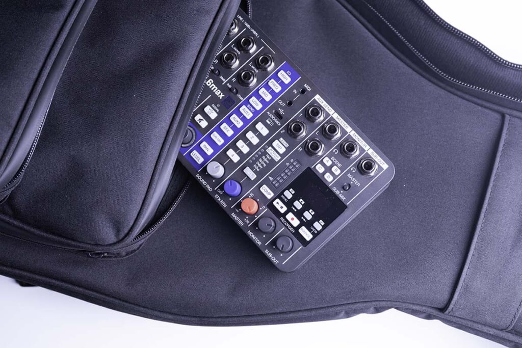 ギグケースのポケットに収まるサイズ