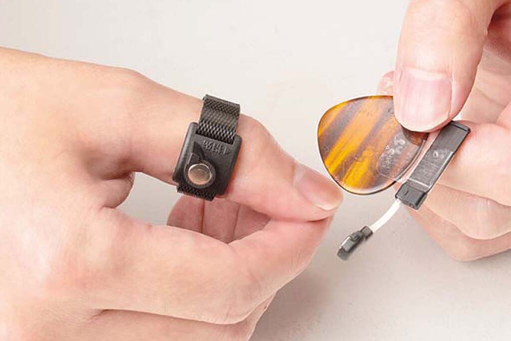 ピックの取り付け方