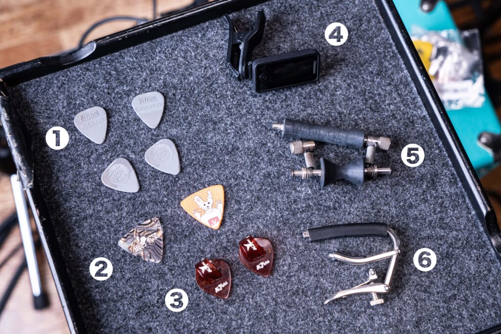 ピック、チューナー、カポ