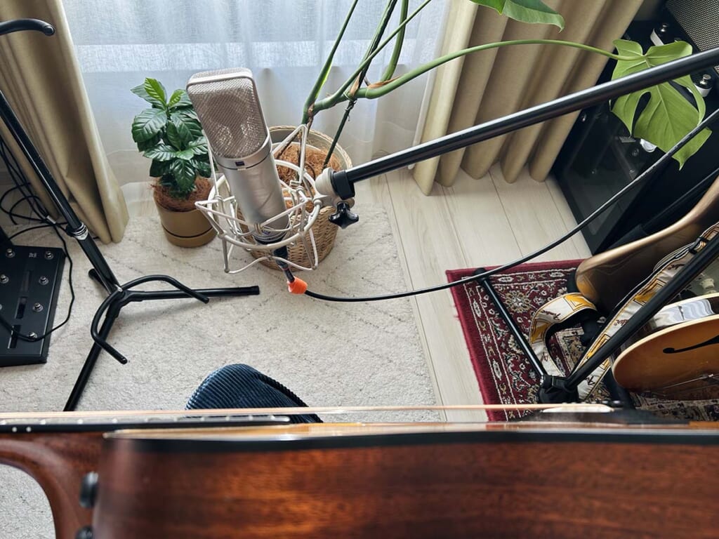 ギターから拳3つ分ほど離したマイキング例