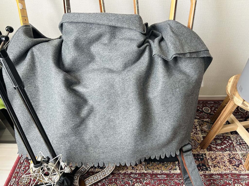 ギターの反響を布を被せて防止