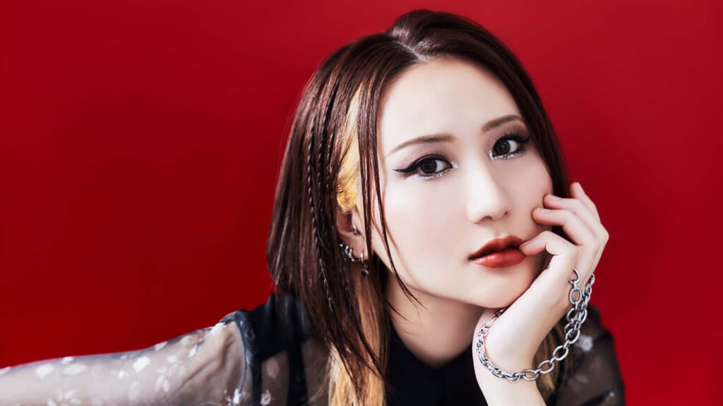 猪居亜美が語る、2作目となるロック・カバー・アルバム『RED ROSE』のアレンジとプレイのこだわり