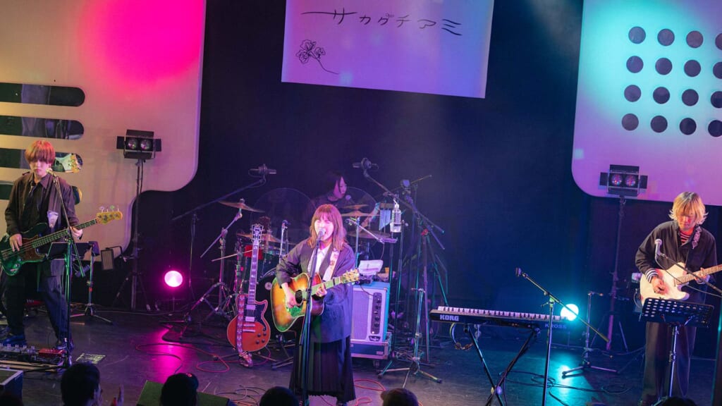 サカグチアミが語る、弾き語りのこだわりと新作『名前』に詰め込んだ“自分の真骨頂”　