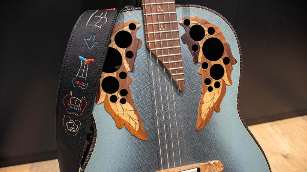 汐れいらが新作『HB2U』の作曲に使用したオベーションのAdamas