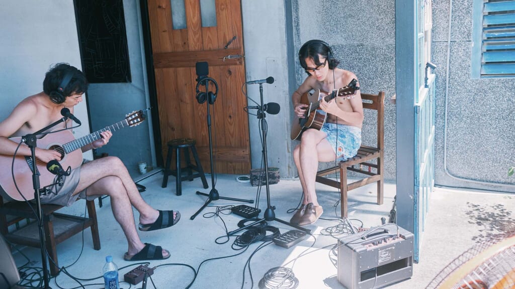 MIZの玉置周啓と加藤成順が語る、台湾でレコーディングした3rd作『轉角民宿』のアコギ